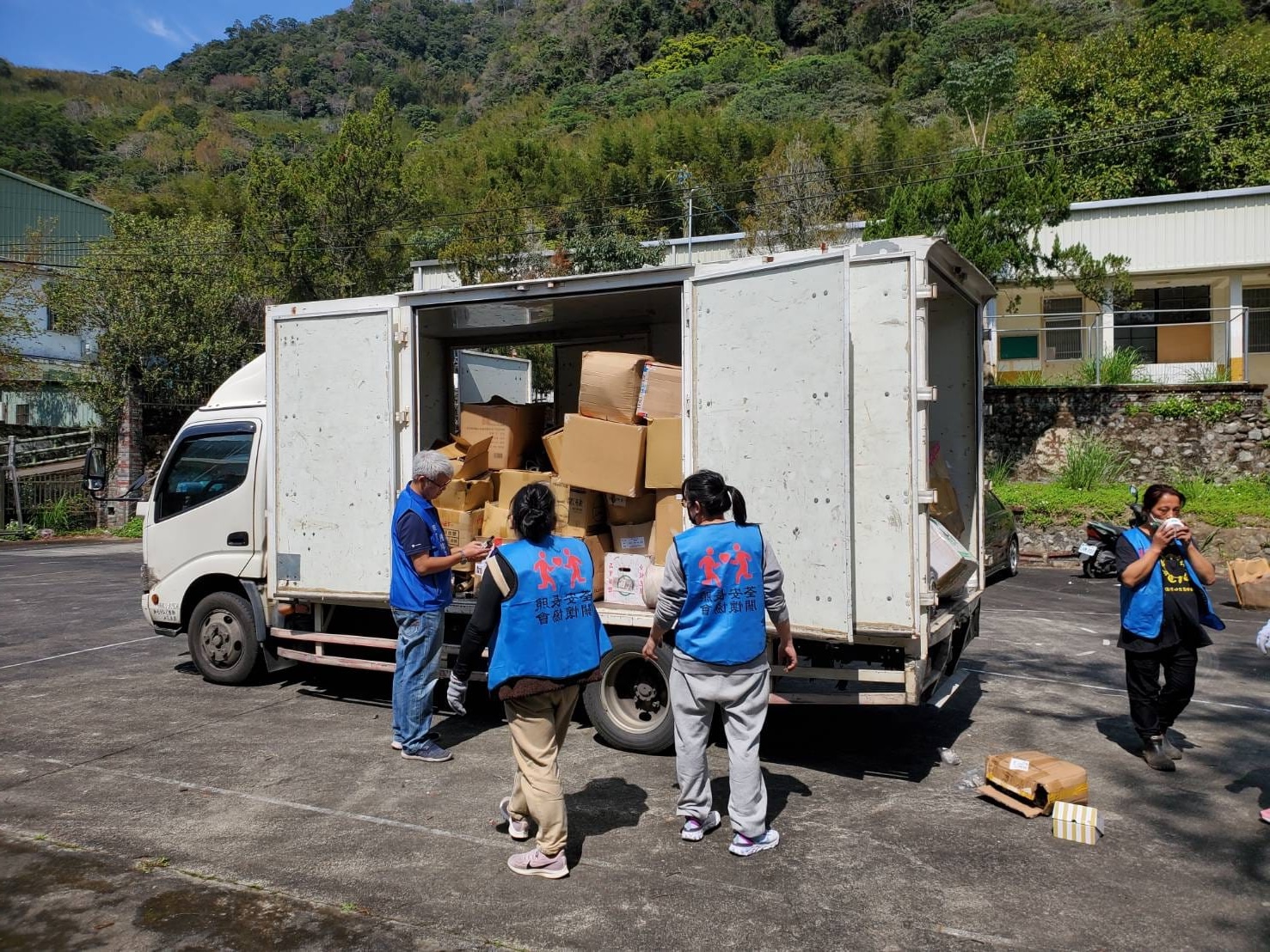 物流團隊協助搬運二手傢俱並媒合到社福單位